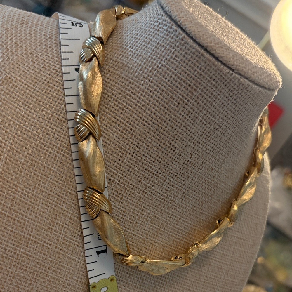 Crown Trifari Matte Gold Sculpted Link Necklace - Elegant Women's Statement